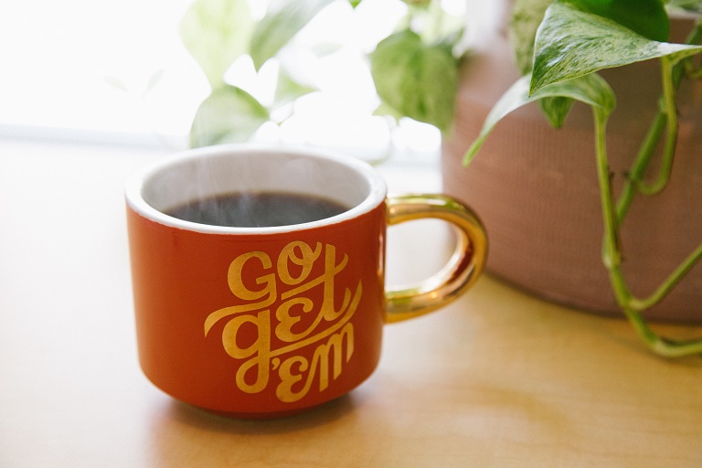 Motivational coffee mug with plant